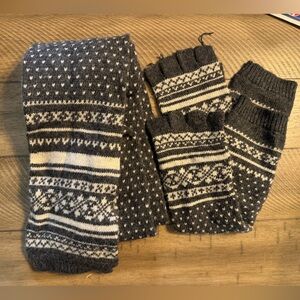 Vintage American Eagle outfitters scarf and gloves